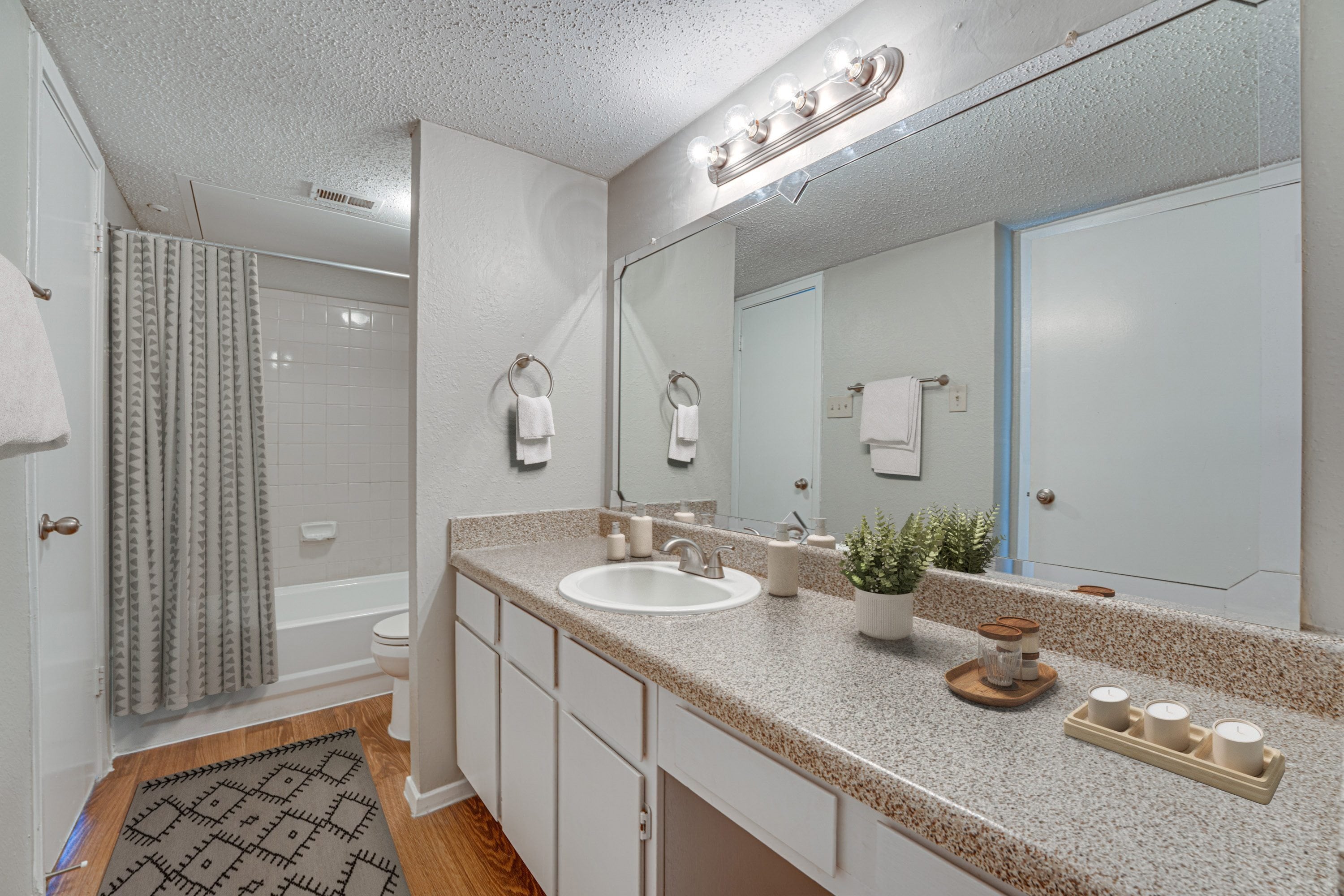 Full Bathroom at Bardin Oaks Apartments, Arlington
